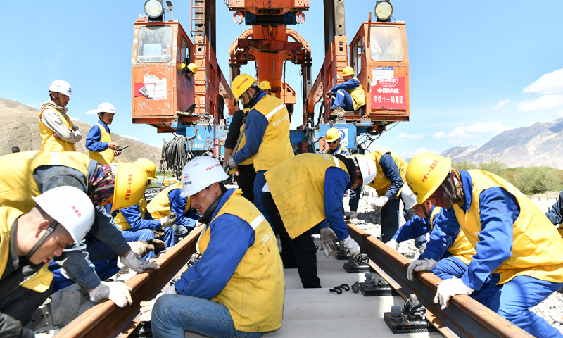 6月6日，川藏铁路拉林段铺轨至全线第二个新建车站——西藏扎囊站，至此拉林铁路已铺轨50公里。扎囊县位于西藏山南市，被誉为西藏“氆氇之乡”。图为6月6日，负责铺轨的中铁十一局集团的建设者在现场作业。（新华社记者 李鑫 摄）