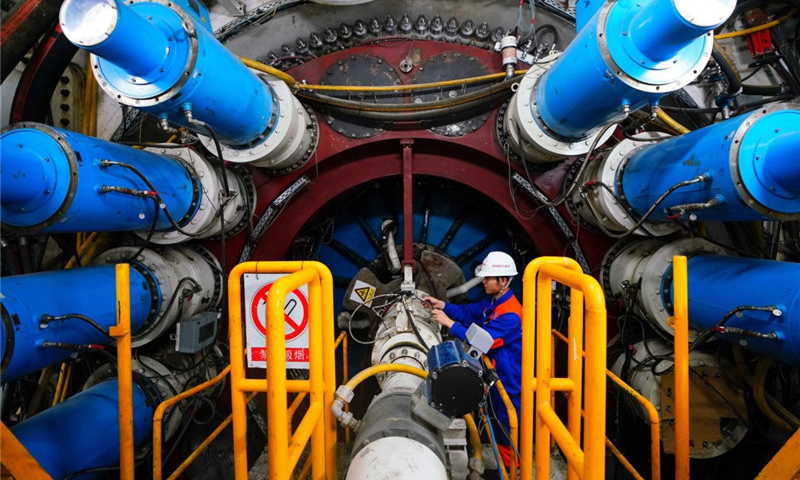 4月25日，中国中铁隧道集团的工人在京沈高铁望京隧道施工。（新华社记者 邢广利 摄）
