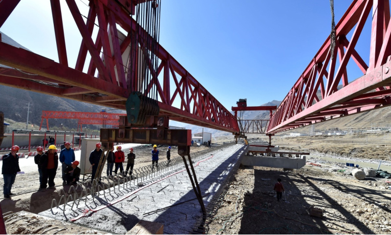 4月22日，由中铁大桥局承建的拉萨至那曲高等级公路昂嘎大桥架设第一梁。昂嘎大桥全长246米，位于拉萨市羊八井峡谷，海拔高、地质条件复杂，是拉萨至那曲高等级公路重要控制性工程。（新华社记者 觉果 摄）