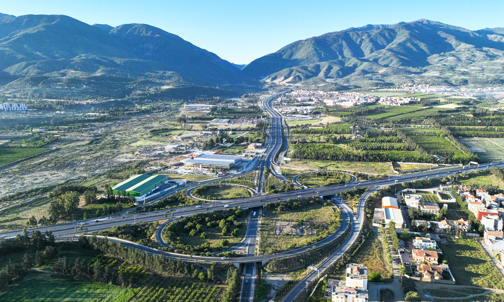 阿尔及利亚南北高速公路项目全长53公里，是从地中海直达非洲腹地、贯穿阿尔及利亚南北向的交通大动脉。项目的实施极大缩短了车辆穿越阿特拉斯山脉的时间，拉通了阿尔及利亚南北交通干道，打造了一条关系非洲南北发展的“阿尔及利亚南北经济走廊”。