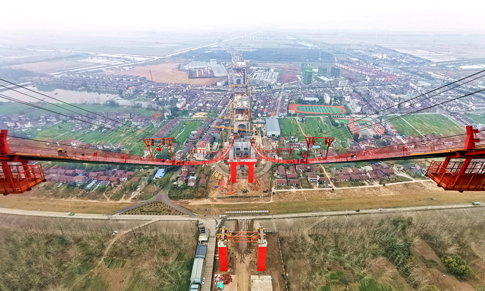 近日，中国中铁旗下中铁大桥院设计、中铁大桥局承建的世界首座双层斜拉-悬索协作体系大桥——G3铜陵长江公铁大桥首根主缆索股架设完成，标志着大桥正式进入主缆架设施工阶段。G3铜陵长江公铁大桥位于安徽省铜陵市郊区，全长11.88公里，按照“四线铁路+六车道高速公路”标准建设，具有“高速公路、城际铁路、货运铁路”三种过江功能，兼具斜拉桥和悬索桥两种桥型优势。