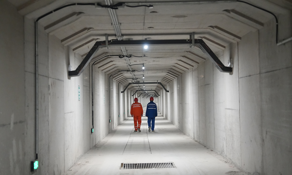 隧道采用分离式双洞布置，每洞布置3条车道，设计时速80公里，最大深度75米，是北京市埋深最大的地下隧道。由中铁十四局承建的西线隧道全长7336米，长距离穿越高密实富水砂层，先后下穿铁路、地铁、公路、河流等55处风险源，具有超大直径、超长距离、超深覆土、超敏感环境等施工难点。图为北京东六环隧道专用应急救援通道。