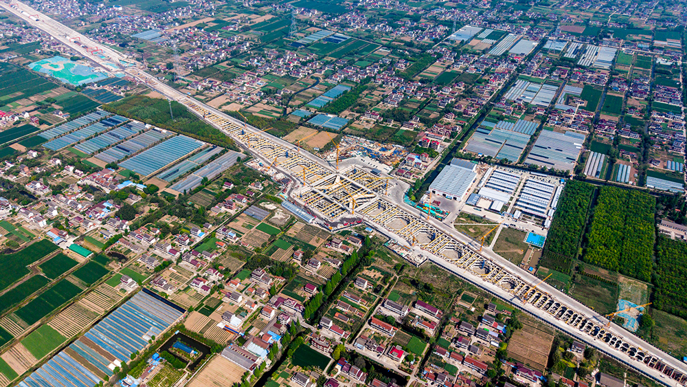 海门北站位于江苏省南通市海门区，占地面积74220平方米，建筑面积131039平方米，其中核心区深度29.4米，为总长度1800米的一级超深超大基坑。站房包含负三层地下结构，两台六线车站，建成后将形成以高铁站为核心，集高铁、航空、城轨、地铁等多种交通方式于一体的综合交通枢纽。