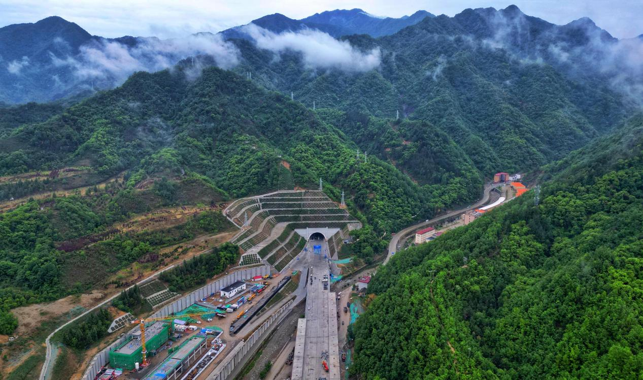五月的阳光炽烈如火，中国中铁承建的重点工程施工现场呈现出一派热火朝天的繁忙景象。其中，多个重难点高铁隧道项目更是接连传来佳音，顺利实现关键节点突破，为我国高铁建设及隧道掘进技术发展作出新贡献。图为中铁七局承建的西安至安康高铁秦岭九天山隧道贯通。秦岭九天山隧道位于陕西商洛柞水县与镇安县交界处，单洞双线，全长13.3公里，最大埋深1200米，是全线二级高风险隧道和重点控制性工程。