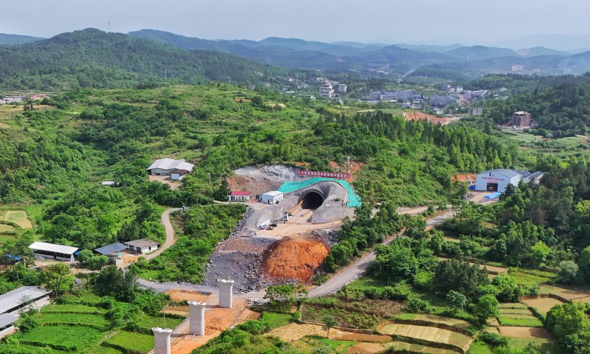 近日，中国中铁中铁四局承建的邵（阳）永（州）铁路新塘冲隧道顺利贯通。该隧道位于湖南省邵阳县内，单洞双线，全长315.69米，最大埋深19.76米，洞身穿越Ⅳ、Ⅴ级围岩占比72%。邵永高速铁路是国家“八纵八横”呼南高速铁路的重要组成部分，全长约96公里，设计时速350公里。项目建成后将贯通湖南中西部地区，形成湘粤第二高铁通道，构建湘南、湘西全面对接格局。