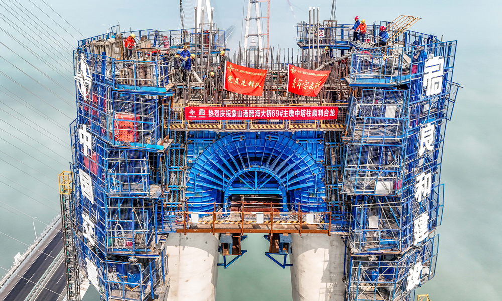 该大桥连接宁波市鄞州区与象山县，全长约8.3公里，其南主塔高225.5米，采用独特的“钻石”形设计，共划分39个节段。此次合龙的中塔柱处于主塔第26节段。