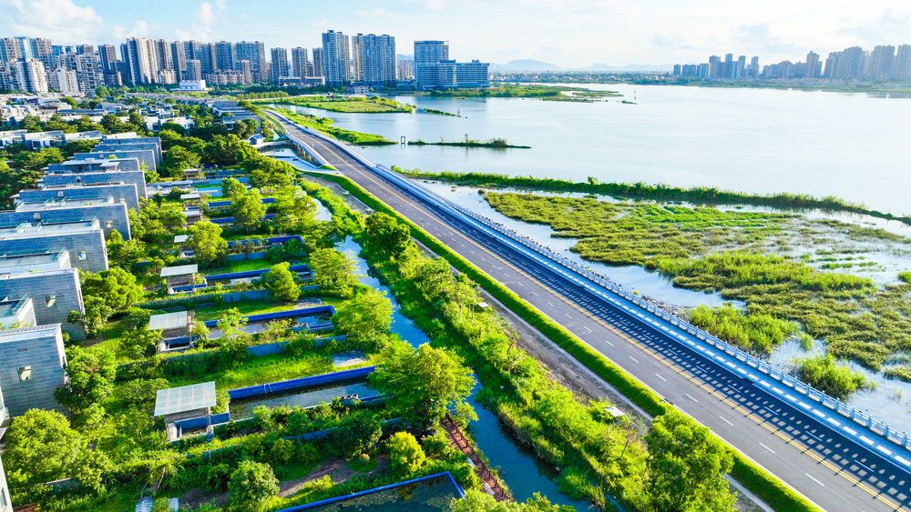 近日，中交集团旗下中交上航局承建的广东省珠海市海堤提升项目完工验收。该项目按百年一遇防潮（洪）标准建设，主要完成3.8千米海堤提升改造，新建圣狮闸和禾丰闸两个穿堤水闸。