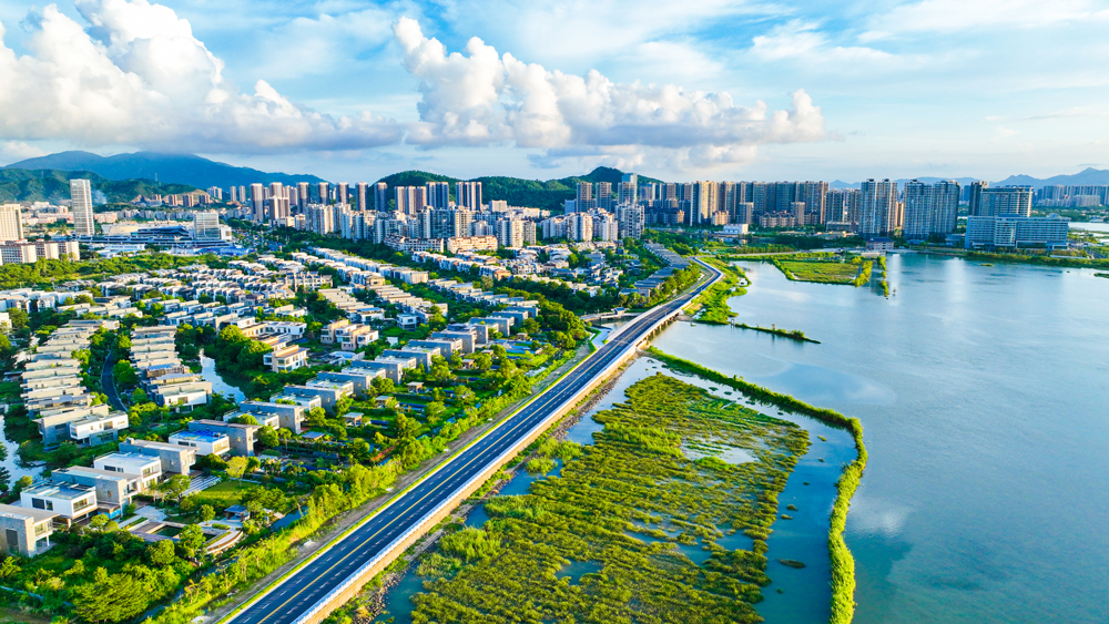 近日拍摄的广东省珠海市海堤提升项目现场。