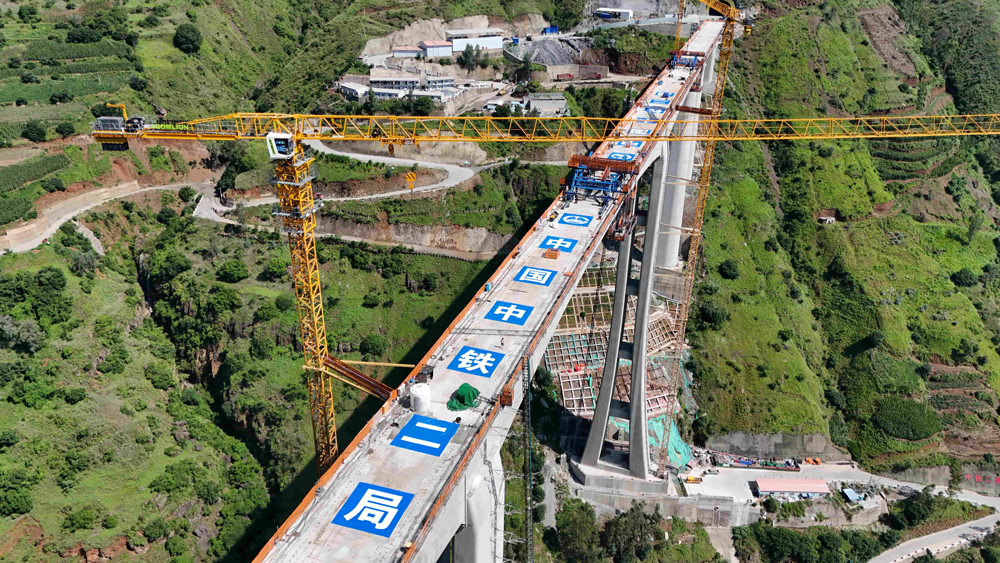 渝昆高铁作为国家高速铁路“八纵八横”京昆通道的重要组成部分，是云南省内首条设计时速达到350公里的高速铁路，也是西南地区对外开放和高质量共建“一带一路”、通往东盟的重要通道。建成通车后，将加强成渝、滇中城市群联系，促进区域经济社会协调发展，为沿线人民群众美好出行愿望提供强有力的交通保障。