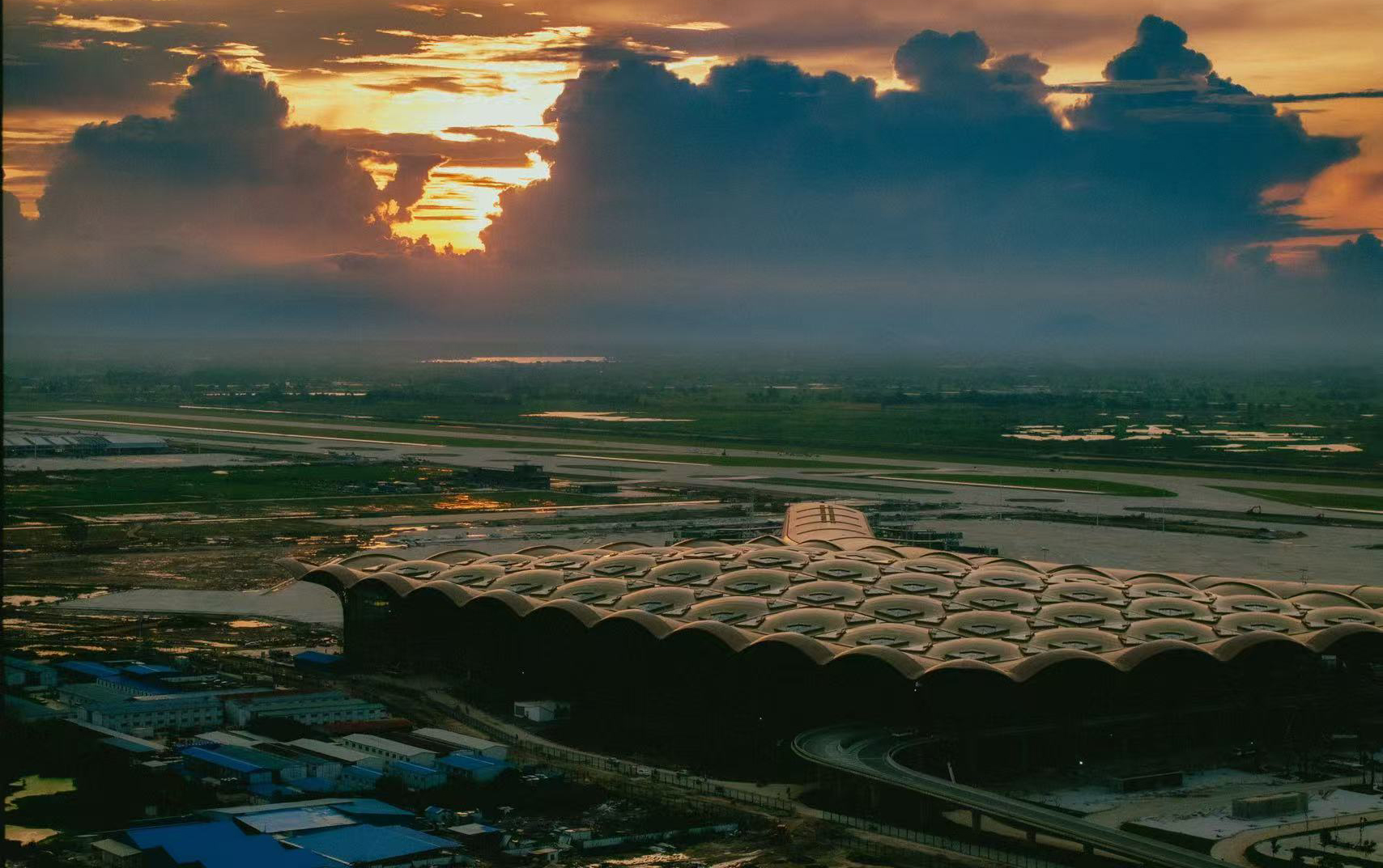 该机场的能源中心配备当地最大制冷量冷水机组，制冷量达7800千瓦，并配套建设1000多块光伏面板，年发电量最高可达1.2亿度，能减少碳排放量约10万吨，成为世界上最环保的机场之一。