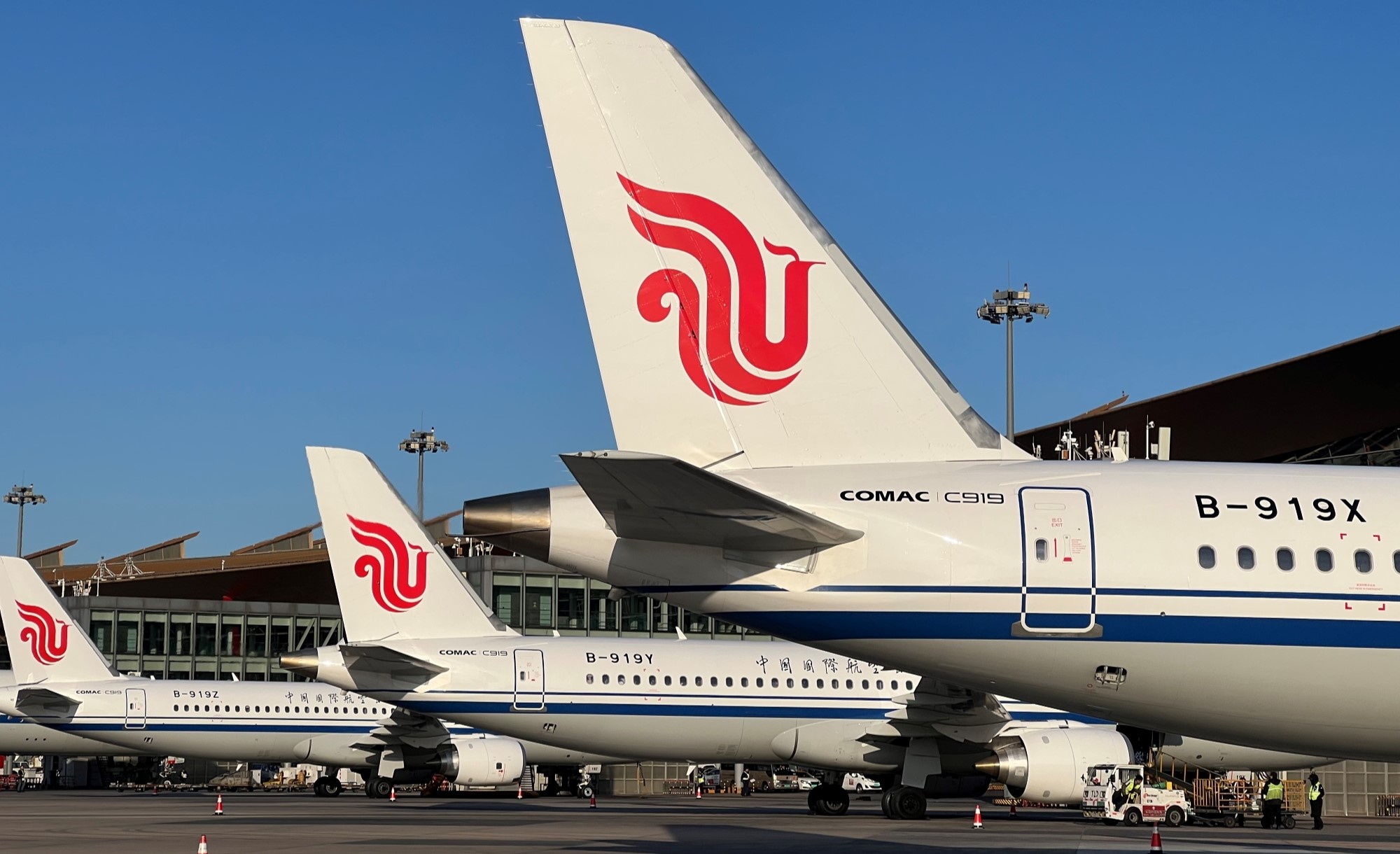 近日，中航集团C919安全运行迎来一周年里程碑。从最初的单机启航到如今的5机编队，从京沪一线到连通全国7座枢纽城市，中航集团C919累计安全飞行8000余小时，运送旅客41万余人次。