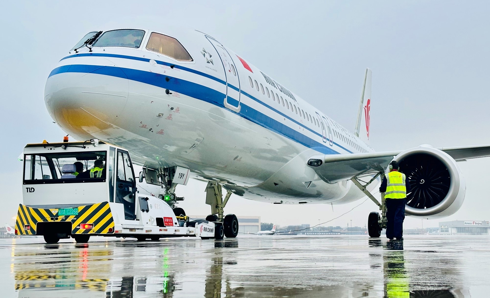 武汉天河机场机务人员对飞行进行检查。