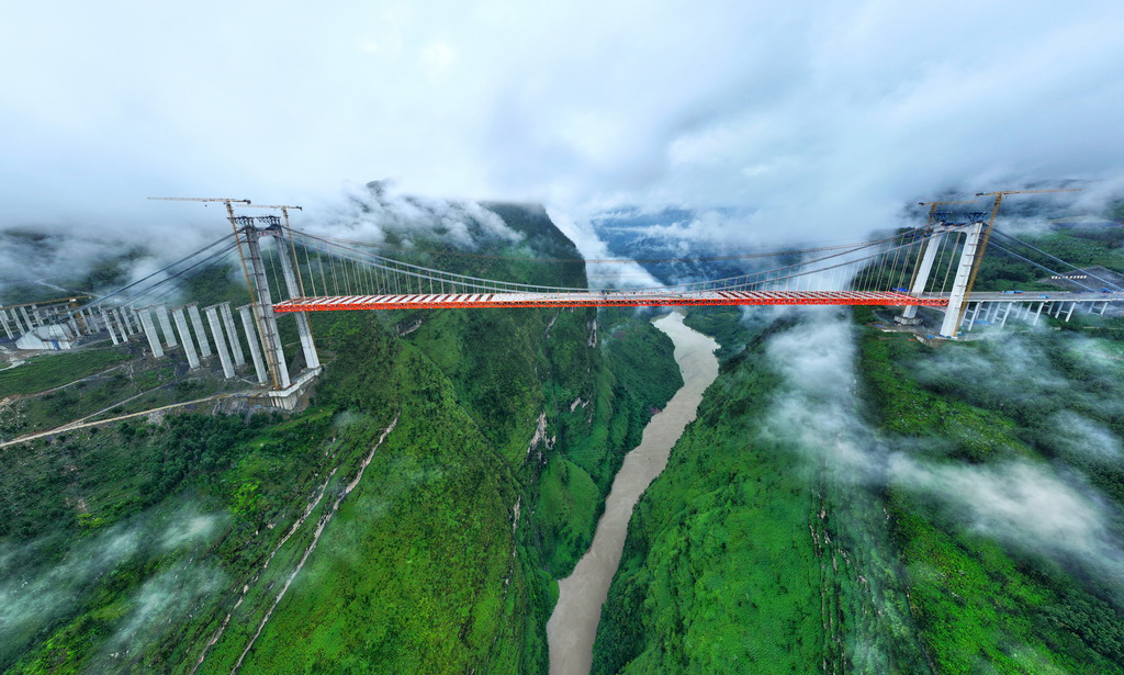 9月23日，由中铁广州局等单位承建的贵州安（安顺）盘（盘州）高速天门特大桥成功合龙。新华社记者 刘续 摄