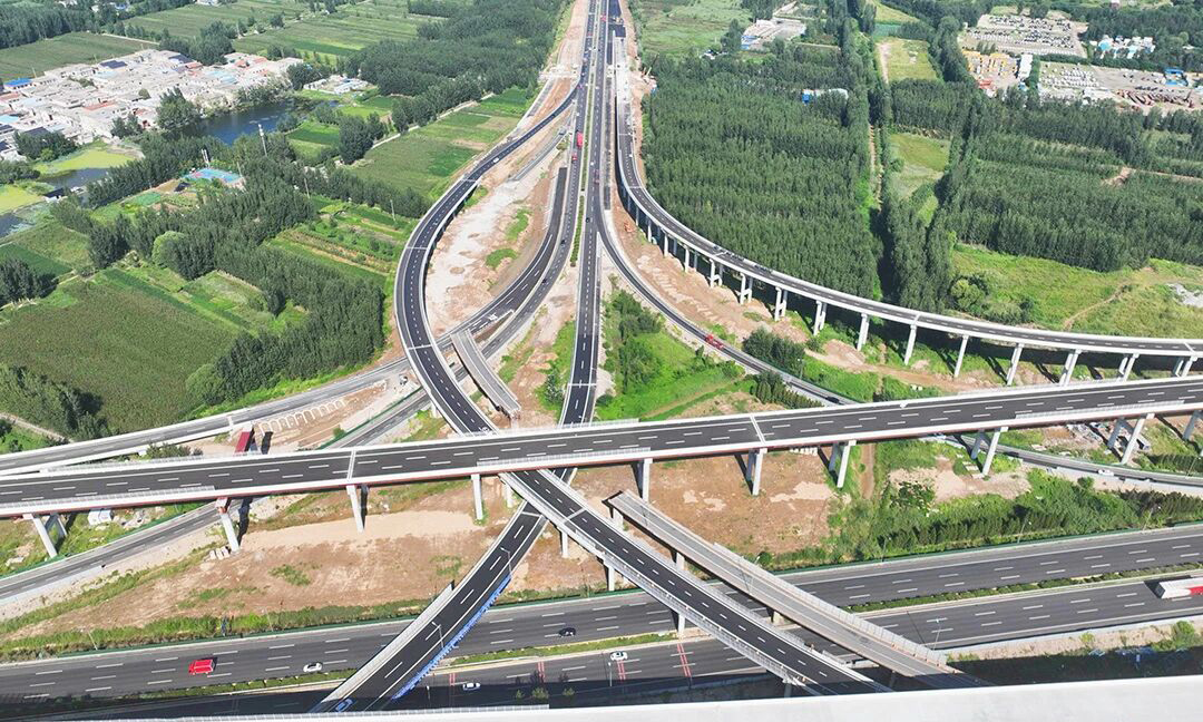 由中国建筑旗下中建八局承建的京台高速齐济段改扩建项目新建槐荫枢纽，是全国首条“6改12”高速改扩建工程，项目位于山东省济南市，全长5.6公里，设计时速120公里，东连济广高速、南连京台高速槐荫段，是济南北跨黄河的新通道，也是山东省“九纵五横一环七射多连”高速公路网的重要组成部分，将进一步提升省会经济圈高速路网通行与服务能力。