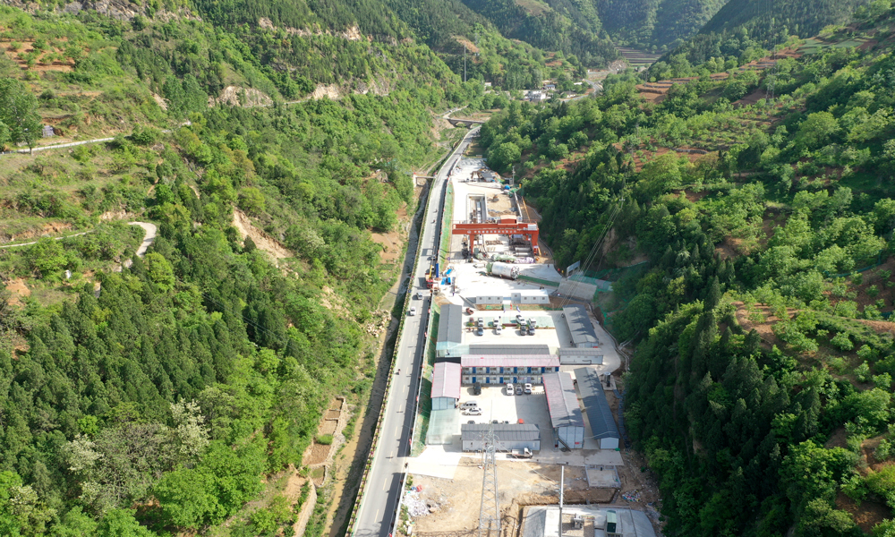 这次投产的中卫至枣阳段，是西气东输三线中段核心线路，管道全长1235公里，设计压力10兆帕、管径1219毫米，年输气能力达250亿立方米。管道自宁夏出发，投运后将接入西气东输现有管道系统，把天然气输送范围进一步辐射至长三角、珠三角、环渤海及川渝地区，形成跨区域能源输送通道。