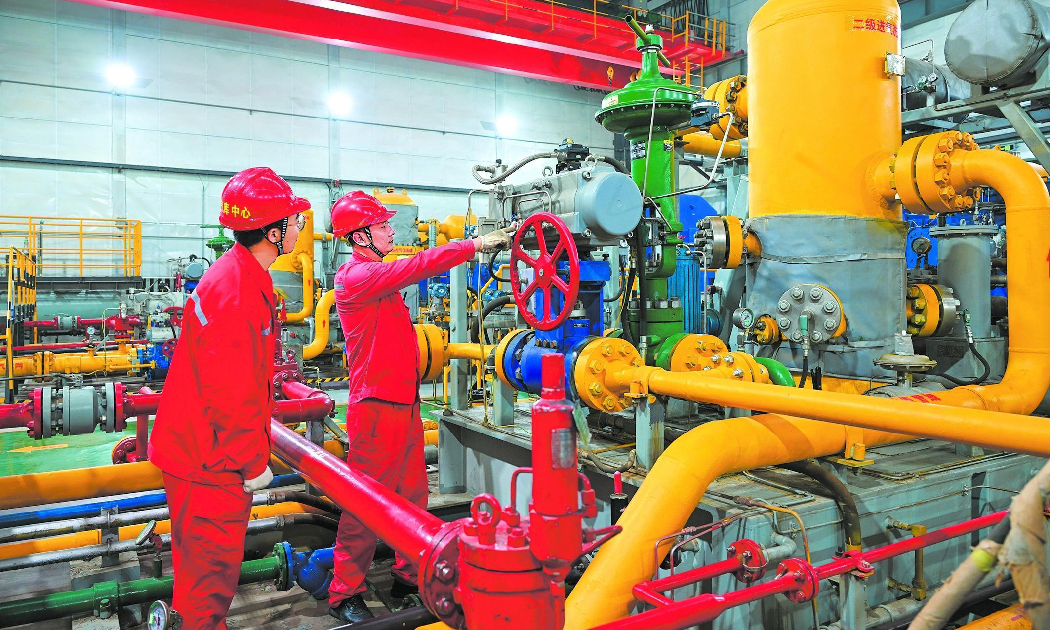 截至目前，中国石化旗下中原油田卫11储气库已圆满完成今年注气任务，注气量比上年同期增加4000万立方米，有力保障相关地区群众温暖过冬。图为近日工作人员对天然气压缩机组进行巡检。