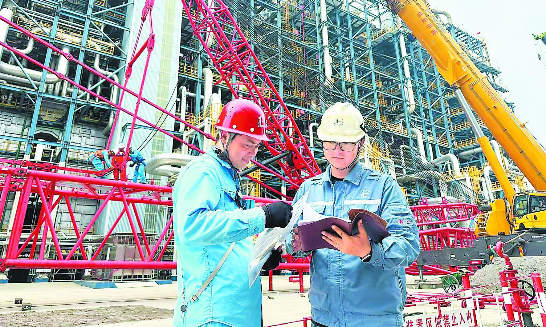 国庆中秋节日期间，中国石化镇海基地120万吨/年乙烯装置检修有序推进。这是该装置投产4年来的首次检修。镇海炼化全面加强现场直接作业环节管理，确保检修安全高效推进。图为10月7日安全管理人员核对安全检查表。