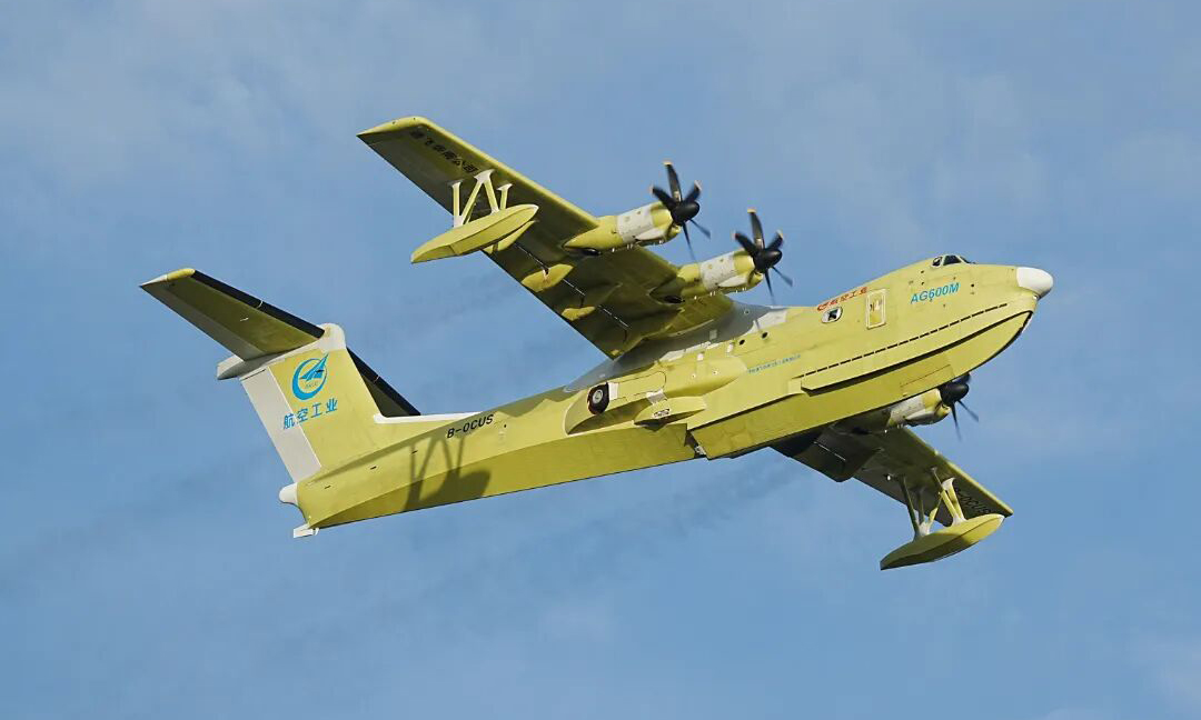 日前，AG600批产第三架机（1103架机）在广东珠海完成生产试飞。这标志着2025年AG600项目小批投产三架机的生产试飞任务全面完成，实现了从型号适航取证向小批生产的重要跨越，为推动型号完成年度任务目标、后续正式交付运营奠定了坚实基础。