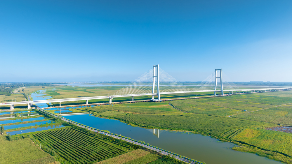 近日拍摄的河南安罗高速黄河特大桥建设现场。