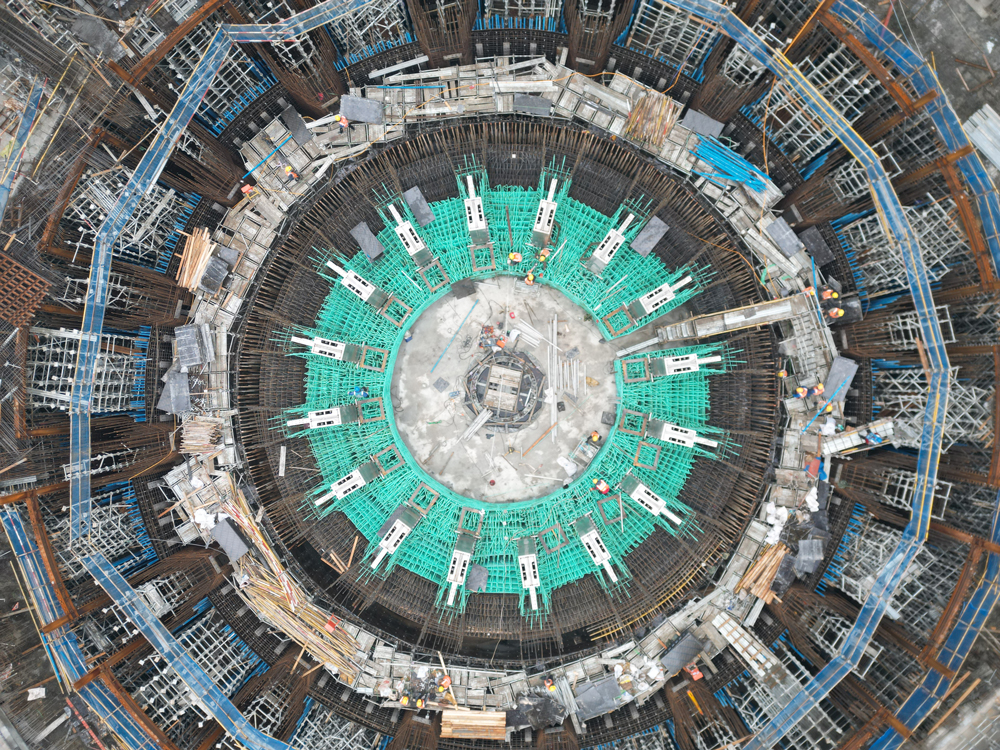 近日，由中国建筑承建的中国紧凑型聚变能实验装置（BEST）首个关键部件杜瓦底座成功安装就位，项目建设取得关键突破。杜瓦底座是国内聚变领域最大的真空部件，将用来承载总重约6700吨的BEST主机。