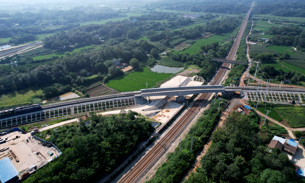 工程投入运营后，将有效提升煤炭等大宗货物的运输效率，来自浩吉的滚滚“乌金”无需绕道，便能通过焦柳线直抵南方各地；焦柳沿线丰富的工业产品、农副产品也将获得一条北上或西行的便捷通道。同时，将进一步完善区域铁路网布局，优化区域铁路运输组织，为后续全线贯通及路网能力提升提供有力支撑。