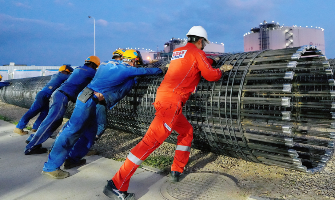 工作人员在湄洲湾“绿能港”开展储罐桩基施工作业。