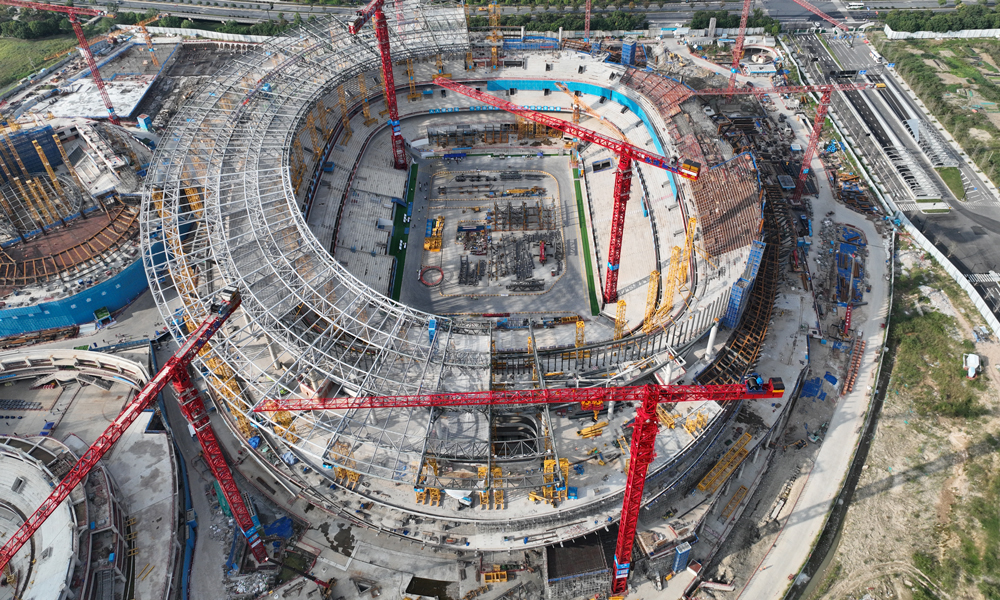 项目团队在结构施工中采用跳仓递推法工艺，通过分仓间隔施工，利用混凝土早期应力释放特性，再以“抗放结合”的方式减少温度收缩裂缝，提升结构耐久性‌，有效提升施工品质。