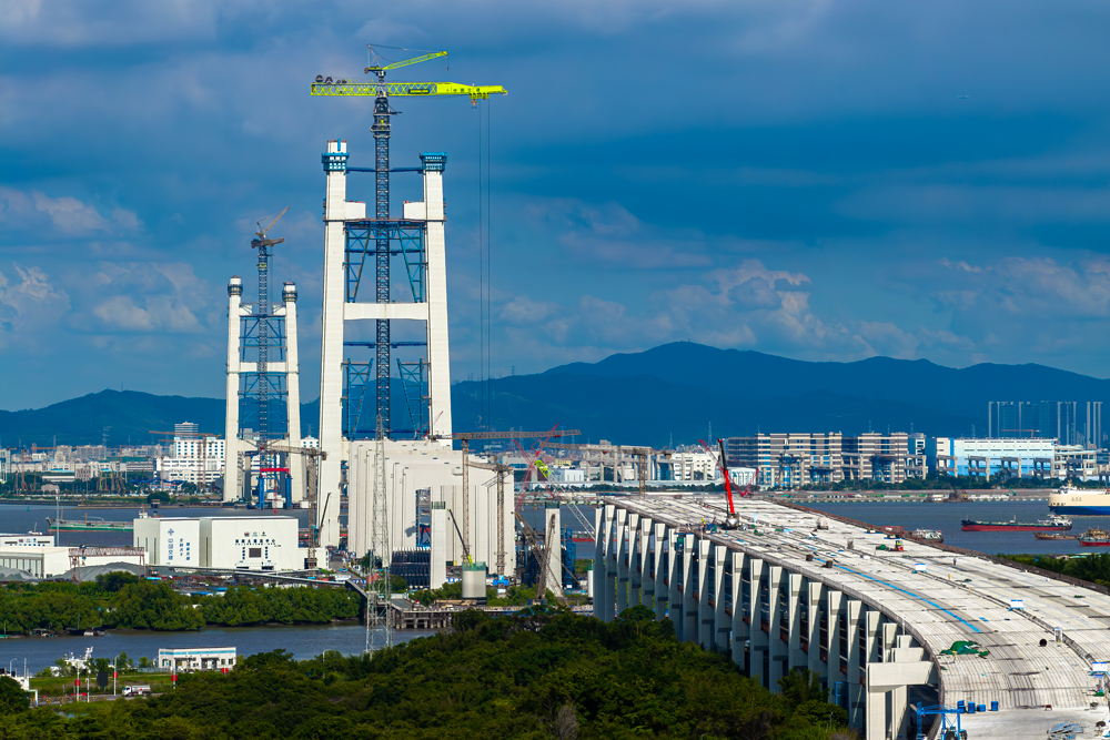近日，粤港澳大湾区超级工程——狮子洋通道建设迎来新进展。中交二航局参建的狮子洋大桥主塔建设高度已突破200米，为明年封顶奠定基础。