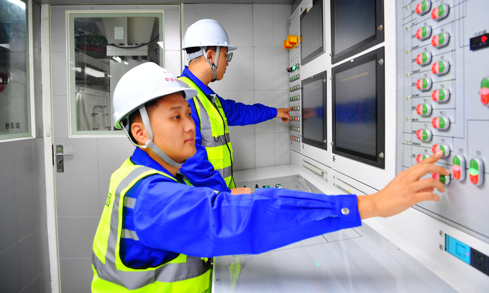 深汕高铁为粤港澳大湾区重点交通工程，全长125.5公里，建成后将大幅缩短深圳与粤东、海西、长三角城市群的时空距离，为粤港澳大湾区发展注入新活力。对于加快构建沿海高速铁路网络，优化深圳枢纽对外铁路通道具有重要作用。图为中铁十四局技术人员进行设备调试。