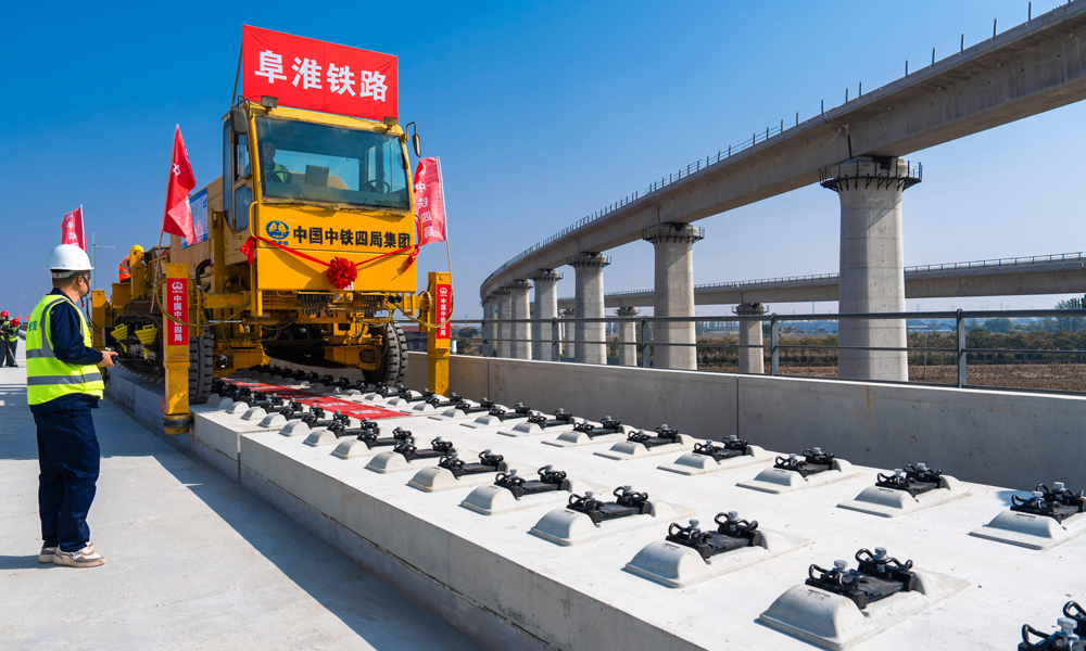 阜淮铁路是安徽省“十四五”期间推进建设的重点铁路项目，途经阜阳、亳州、宿州、淮北，线路全长142.5公里，设计时速350公里。中铁四局八分公司负责526孔箱梁制运架及全线铺轨等施工任务。