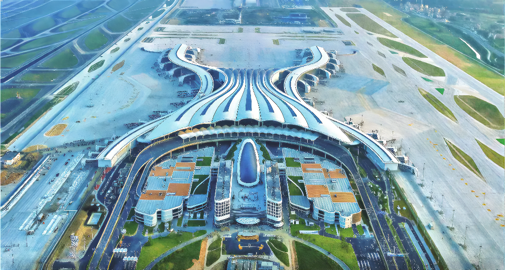 近日，广州白云国际机场新建T3航站楼正式投运，白云机场第五跑道也同日运行。这标志着历时五年多建设的粤港澳大湾区重大工程、国家重点交通枢纽工程——白云机场三期扩建工程正式投运。广州白云国际机场进入“五条跑道+两塔台+三座航站楼”的超大规模运行新时代。