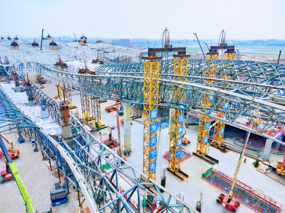 在全国首例大跨度空腔框架梁建设过程中，面对T3航站楼钢网架16万构件的精密安装难题，项目团队创新研发基于有源芯片的智能分拣平台，将每根杆件植入芯片，实现构件生产、编码、运输与安装的全流程可追溯管理，大幅提升安装效率。