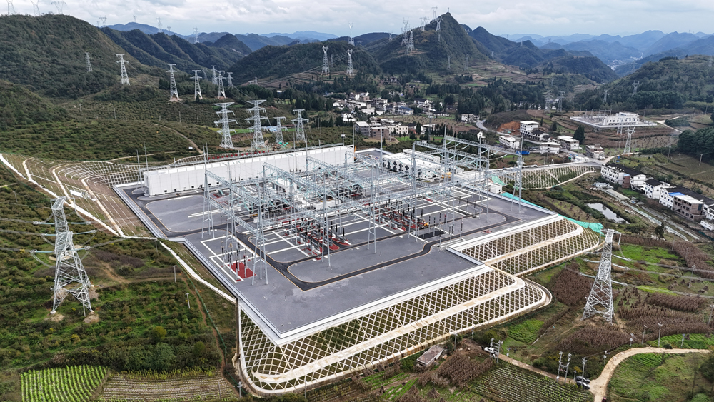 近日，国家“十四五”电力发展规划重点工程——贵州500千伏金海湖输变电工程正式投运，西电东送再添新通道。据了解，该工程投运后，每年可消纳清洁能源80亿度，向粤港澳大湾区输送超150亿度电，满足200万户家庭一年的用电需求。