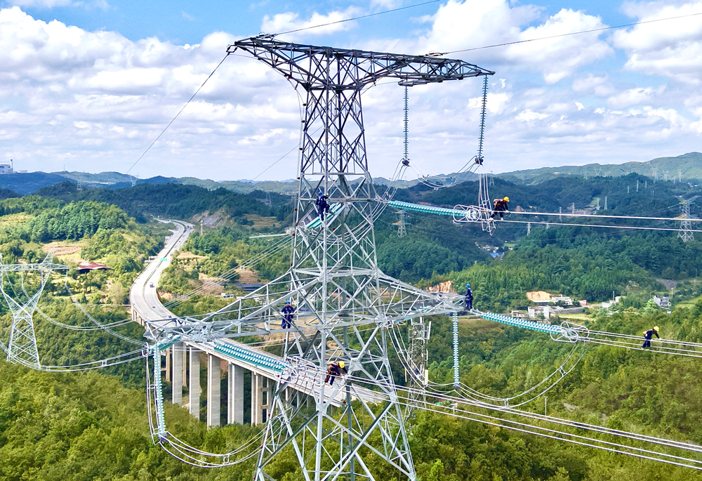 贵州500千伏金海湖输变电工程投运后，将进一步优化贵州电网主干网架结构，满足毕节区域新能源富余电力送出需要，为“黔电送粤”、地方经济社会高质量发展提供强力支撑。