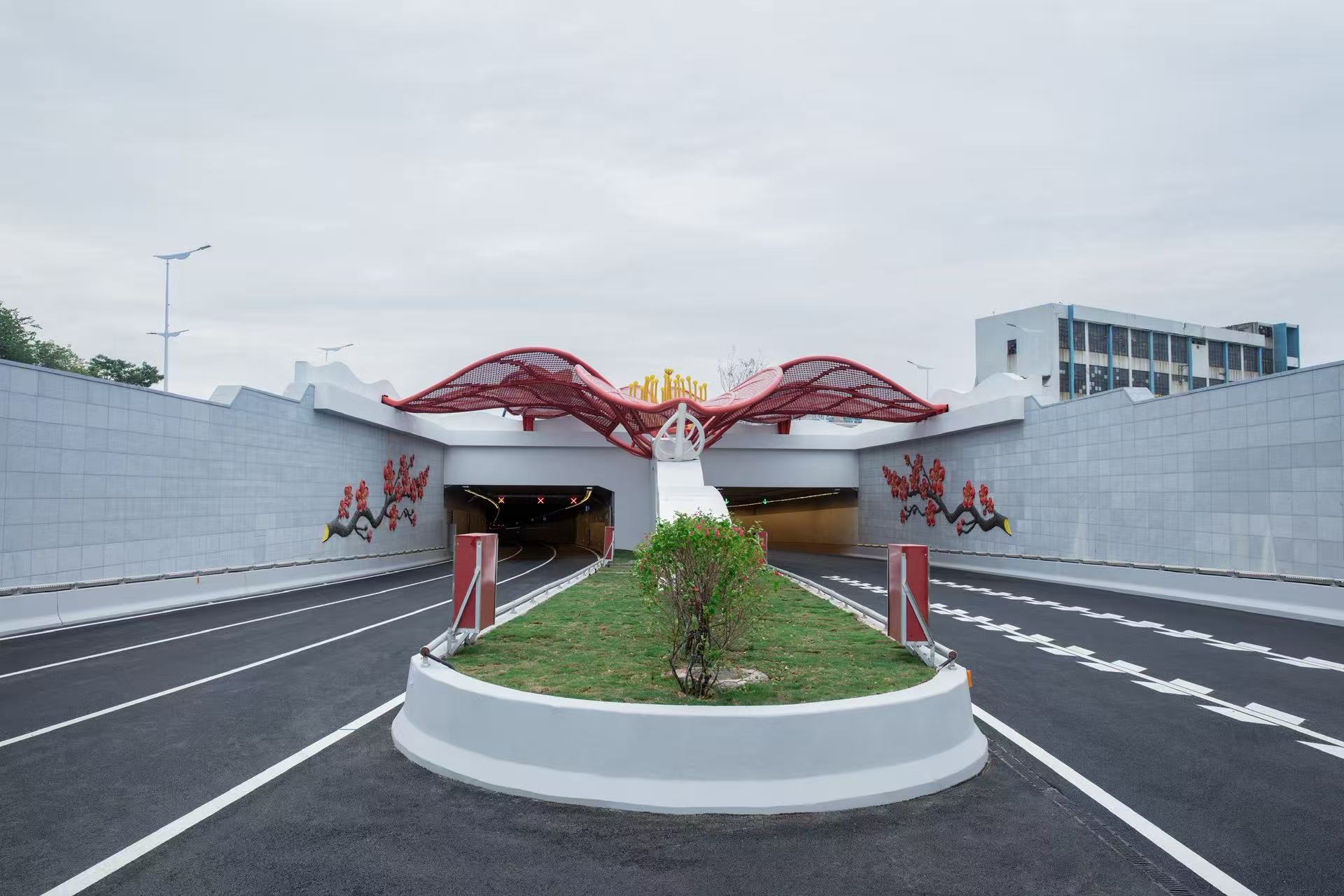 海珠湾隧道是广南快速路的关键控制性工程，全长4.35公里，双向6车道，设计时速60公里。其中盾构段长2102米，最大开挖直径达15.07米，以双管盾构隧道形式下穿三枝香水道、洛溪岛、珠江沥滘水道。图为海珠湾隧道入口。