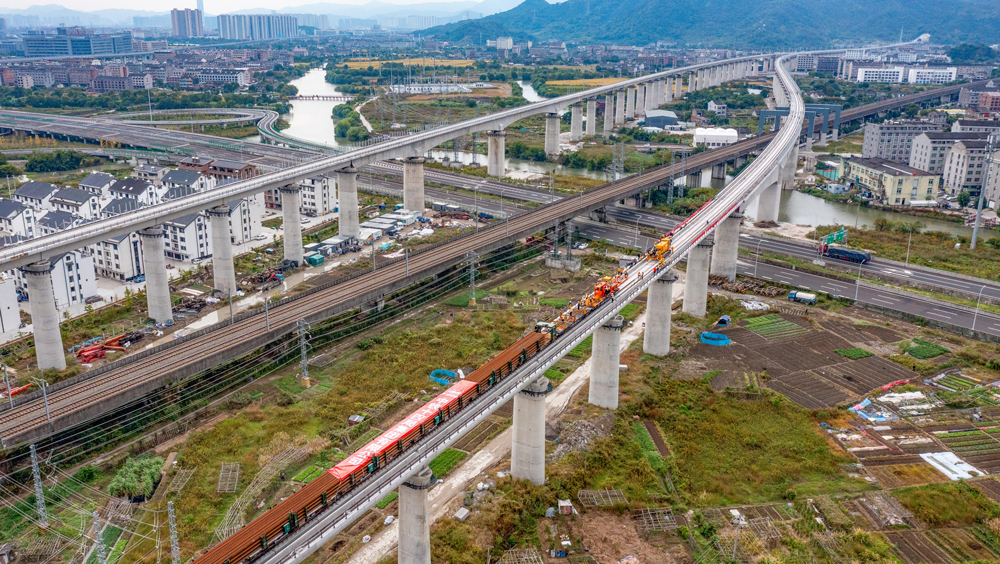 近日，杭台高铁温岭至玉环段开始铺轨作业，标志着该工程从土建施工阶段全面转入轨道工程建设阶段。中国铁建所属中铁十四局集团负责该工程全线铺轨工程任务。图为杭台高铁温玉段铺轨现场。