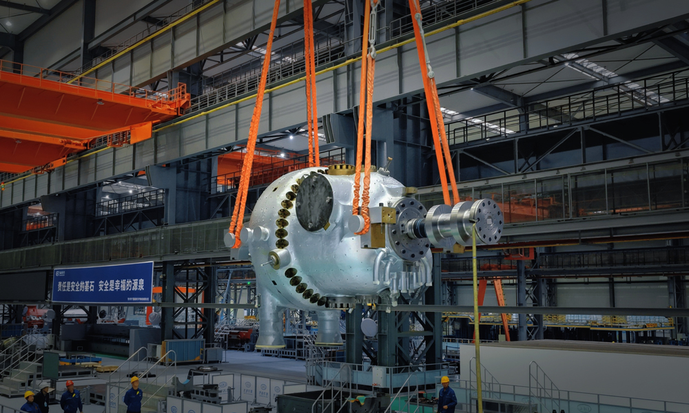 该项目预计在2026年实现“双投”，投产后年发电量可达100亿千瓦时，较常规机组年节约标煤35万吨、减排二氧化碳94.5万吨，实现经济与环境效益双赢。