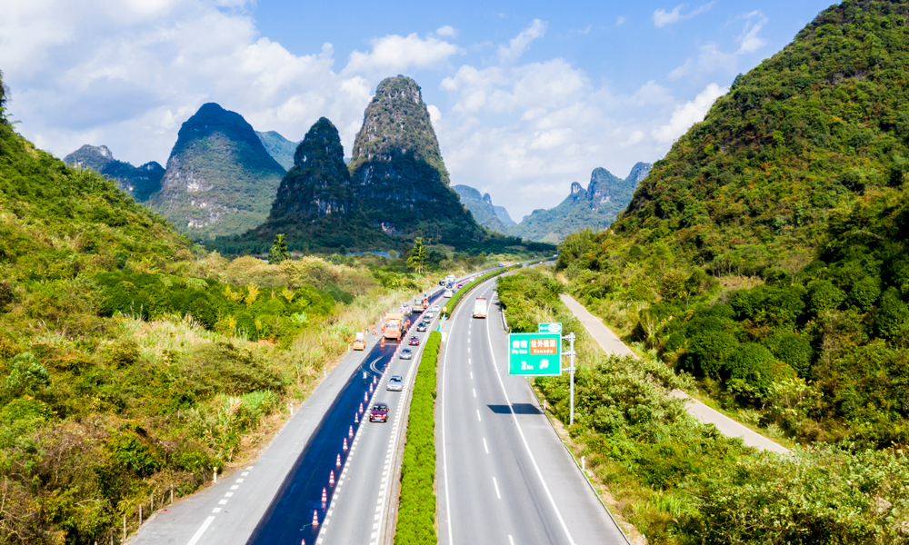 “十四五”期间，招商局集团旗下招商公路聚焦京津冀、长三角、粤港澳大湾区及长江经济带，管控公路项目覆盖16个省域，控股里程2008公里，参股里程11901公里。图为招商公路桂林公司绿色大修工程。