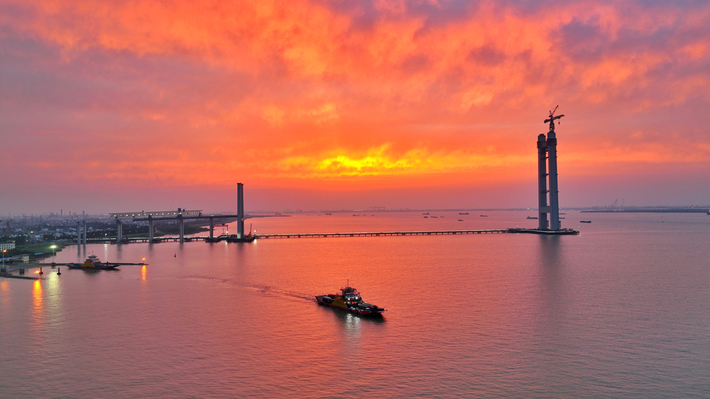 张靖皋长江大桥，贯通苏州张家港市、泰州靖江市和南通如皋市。大桥跨江段全长7.9公里，包括两座航道桥，其中南航道桥跨度2300米。