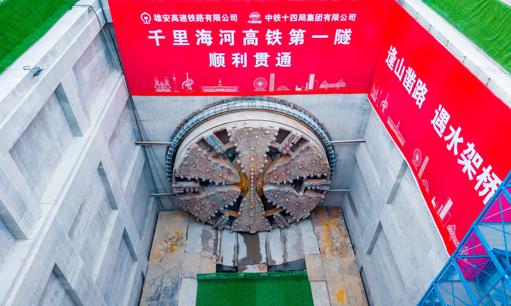 近日，随着国产超大直径盾构机“津城一号”完成最后一环掘进拼装，由中国铁建所属中铁十四局承建的津潍高铁关键控制性工程——津沽海河隧道顺利贯通，标志着津潍高铁建设迈入新阶段。图为盾构隧道贯通现场。