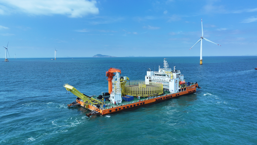 500千伏海缆连接海上风电升压站和陆地集控站，负责将总装机容量达1000兆瓦的海上风电机组发出的清洁电并入大电网，输送到千家万户。