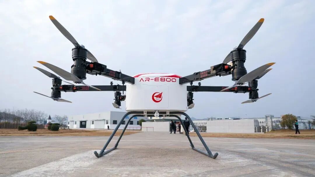 近日，航空工业集团自主研制的800公斤级重载电动垂直起降飞行器AR-E800首飞成功，标志着我国在低空物流领域迎来了一款全新的、智能化的重载运输平台。刘圣杰 摄