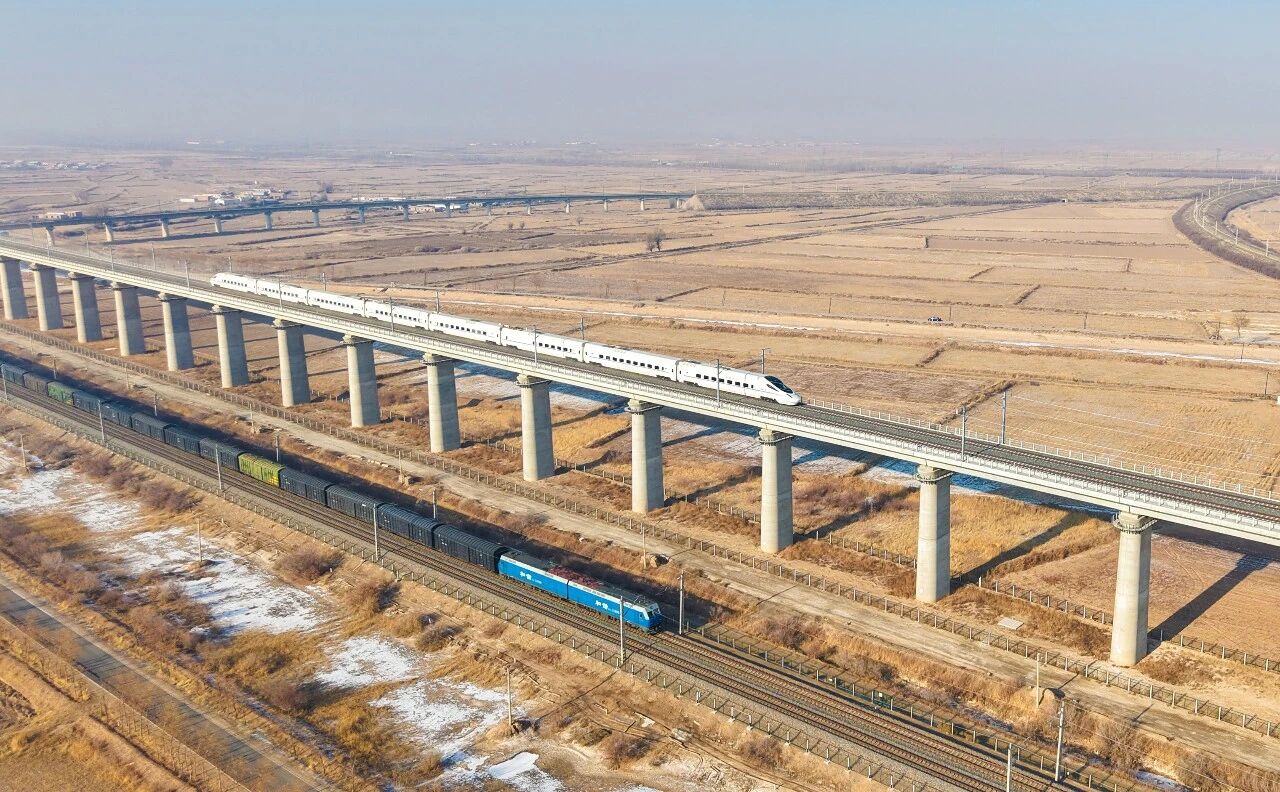 包银高铁起自包头站，经内蒙古自治区包头市、巴彦淖尔市、鄂尔多斯市、乌海市，宁夏回族自治区石嘴山市、银川市，接入银川站，正线全长519公里，设计时速250公里，实行分段建设。图为高铁动车组行驶在包银高铁跨西甘铁路特大桥上。