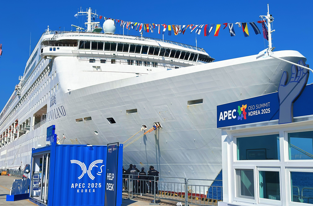 华夏国际邮轮积极推动邮轮品牌国际化运营。自2024年商业首航以来，“爱达·魔都”号以上海为主要母港，航线覆盖华东、华南、华北多地，已运营超160个航次，服务近63万中外宾客。“鼓浪屿”号以香港为母港开展国际航线运营，并为2025年韩国亚太经合组织（APEC）工商领导人峰会提供“海上浮动酒店”服务，标志着中国邮轮品牌正式参与国际高端服务与文化交流。