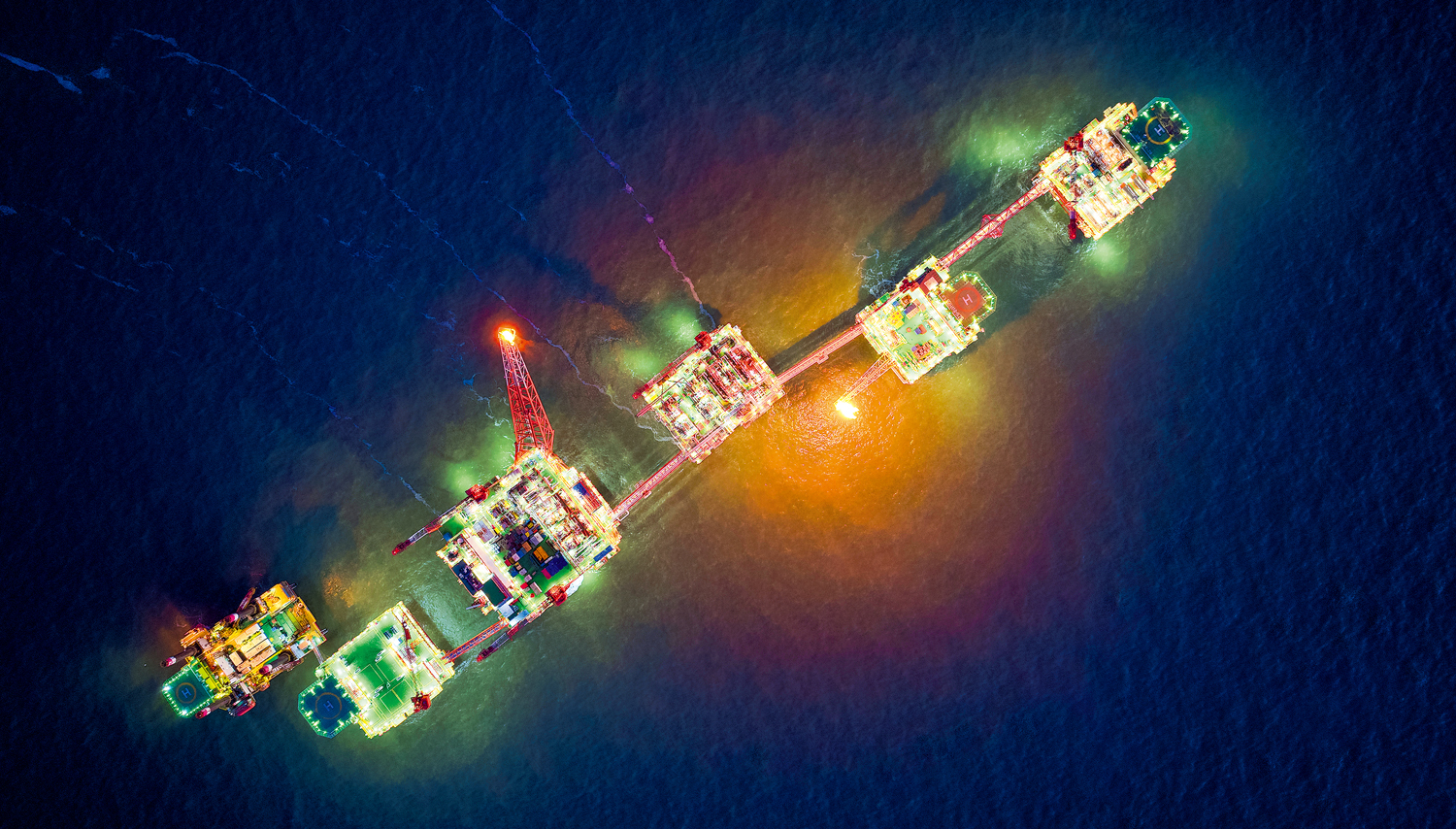 当前，正值迎峰度冬能源保供关键期，面对严寒天气，中国海油一线工作人员坚守岗位，用实际行动筑牢冬季能源安全防线。图为夜幕中的渤中19-6凝析气田。