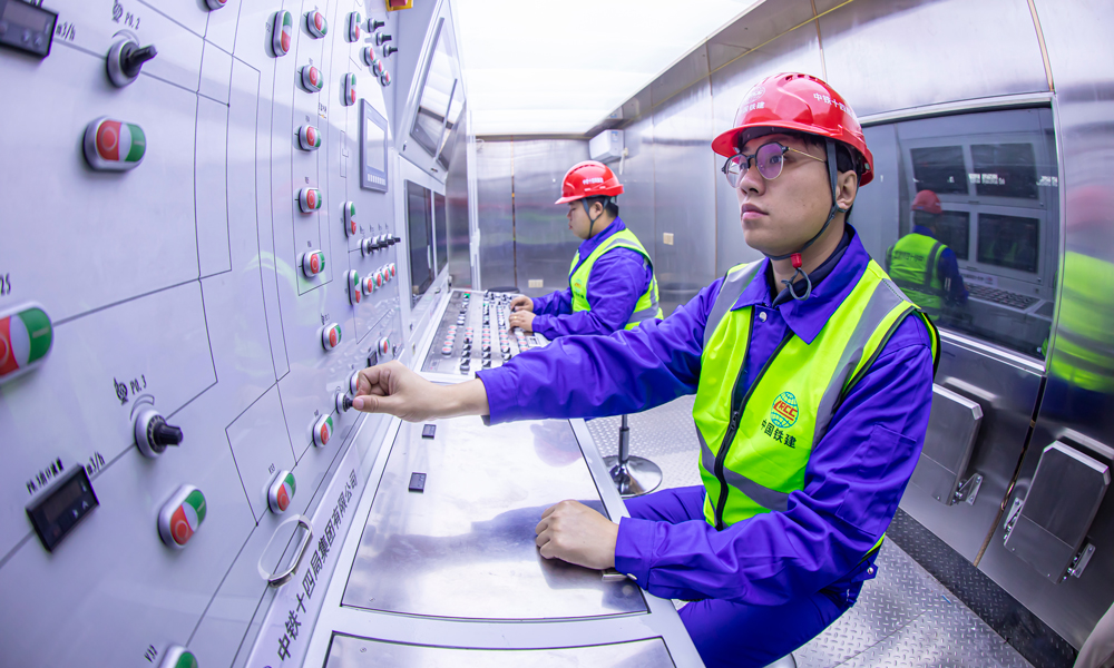 “熙怡号”集成了多项国内先进创新技术，配置了高精度导向等系统，可实现“感知、决策、控制”一体化的智能掘进；刀盘刀具采用高耐磨设计，专项解决长距离黏土地层易导致的刀盘结泥饼难题。图为盾构机长操作调试盾构机。