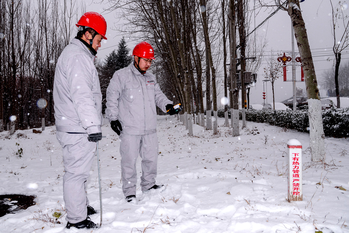 河北公司龙山电厂维护人员顶风冒雪开展供热管线巡线检查，细致排查管网隐患，筑牢区域供热安全防线。