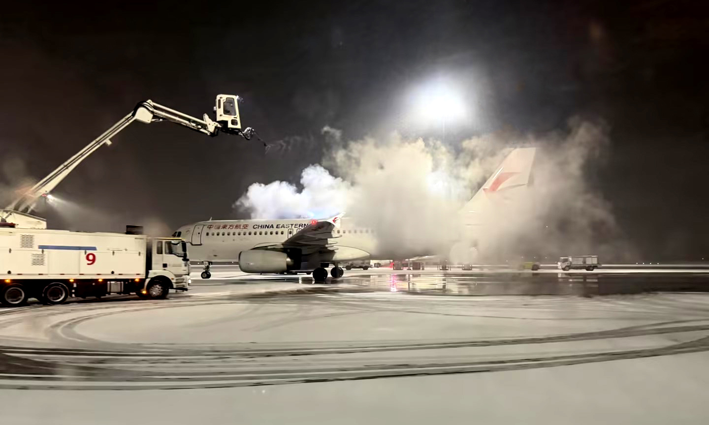 岁末寒意浓，春运的脚步临近，雨雪天气频发对航班运行带来多重考验。中国东航周密部署、多措并举，筑牢航班安全运行防线。从机场跑道彻夜不息的除冰作业，到客舱内细致入微的暖心服务；从精准高效的航班调度，到一丝不苟的飞机检修维护，中国东航一线工作人员坚守岗位，全力护航旅客归途平安。