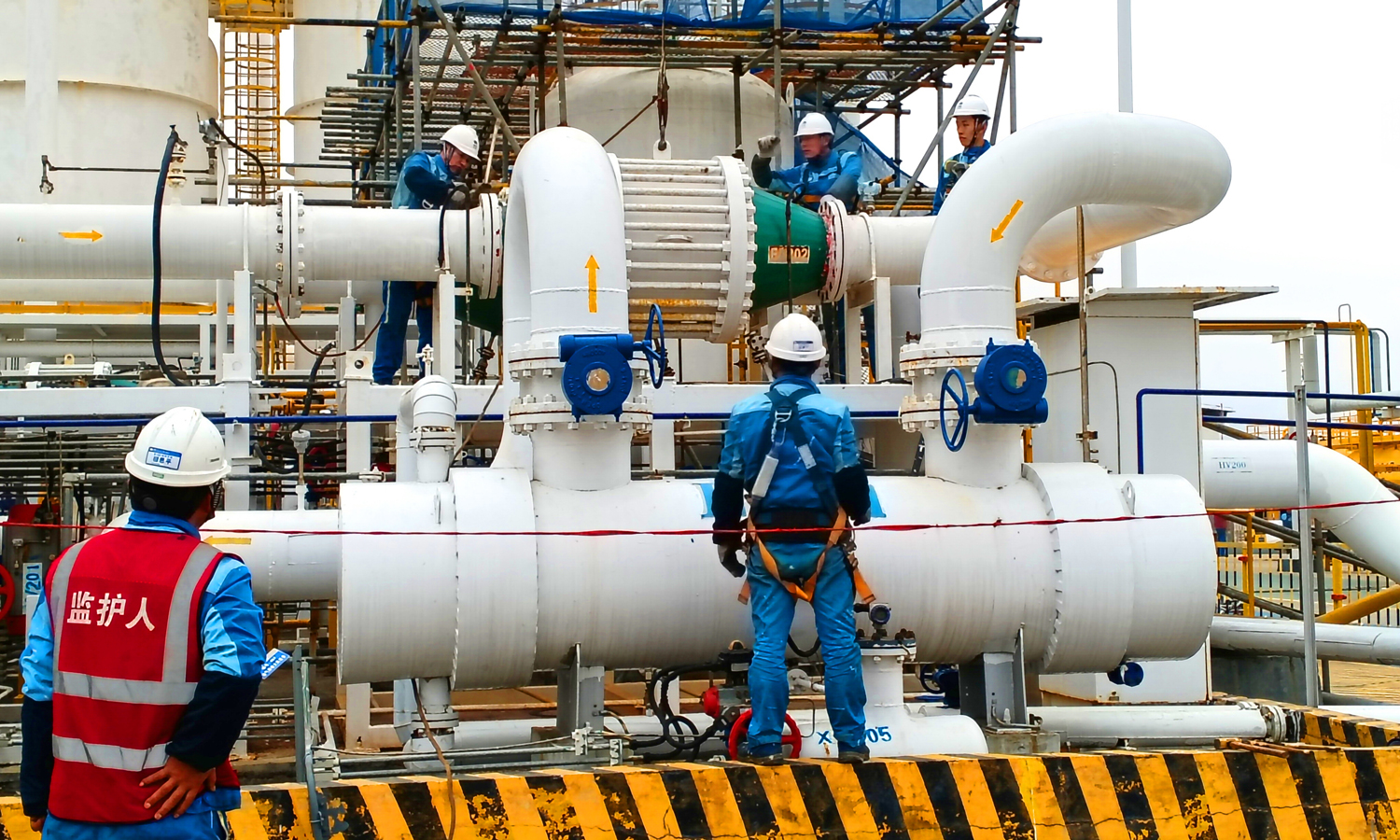 近日，中国中化旗下中化兴中完成全国首套原油装船油气回收装置检修。本次检修重点对冷凝器、风机阻爆器等核心设备进行更换升级和全面维保，有效提升装置的运行可靠性，为保障港口绿色装船作业提供了坚实支撑。