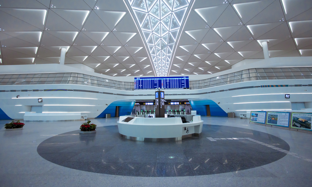 作为海南自贸港机场群建设的重要先导性项目，三亚市新地标三亚机场T3航站楼按年旅客吞吐量1800万人次标准规划建设，采用前列式布局与进出港混流模式设计，与原有T1、T2航站楼实现一体化运行。